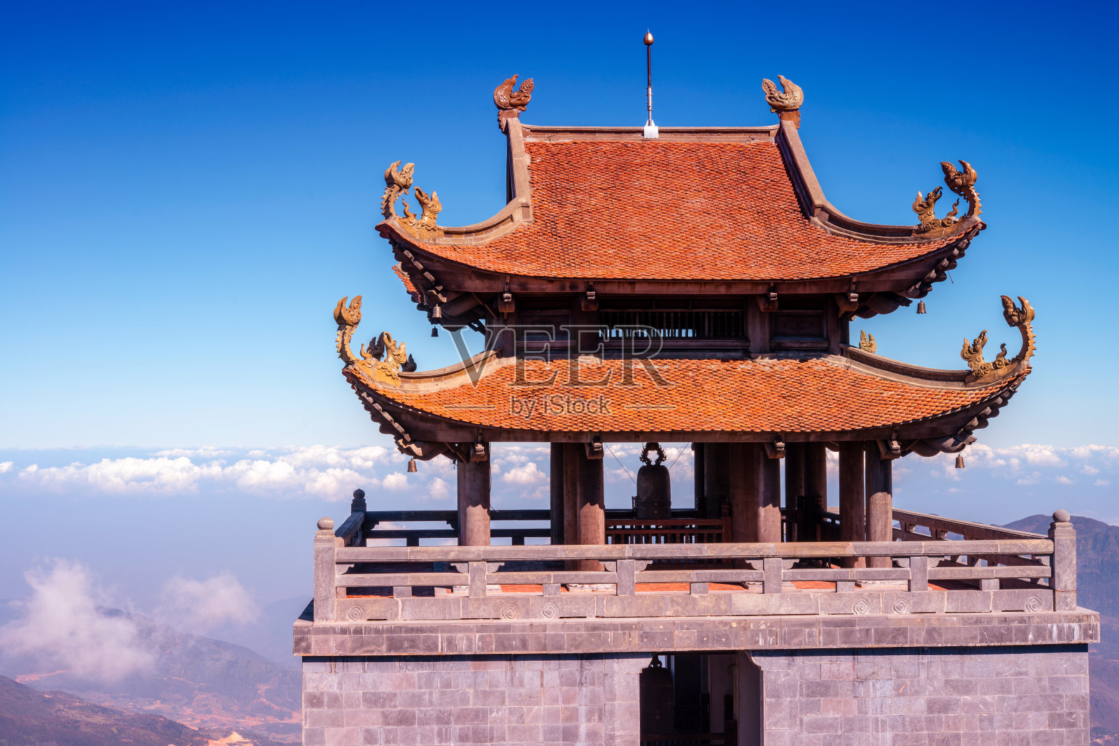 Thanh Van Dac Lo精神地标的宏伟钟楼，以风景优美的云雾山为背景，在Fansipan峰，越南照片摄影图片