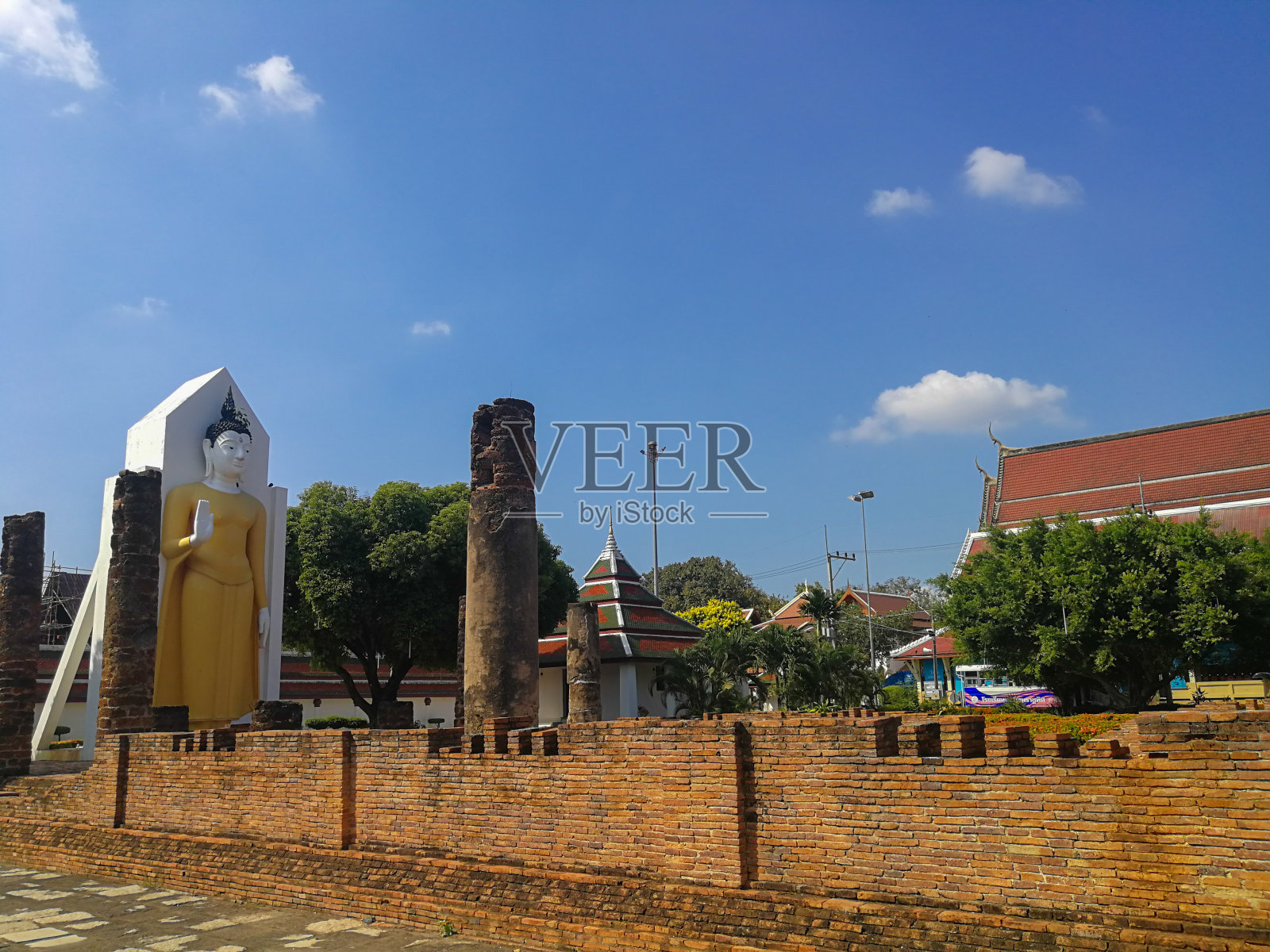 矗立的佛像，古老的泰国佛教寺庙，位于佛寺普拉斯里·拉塔那·玛哈那沃拉玛哈维汉(佛寺)，彭世洛，泰国。照片摄影图片