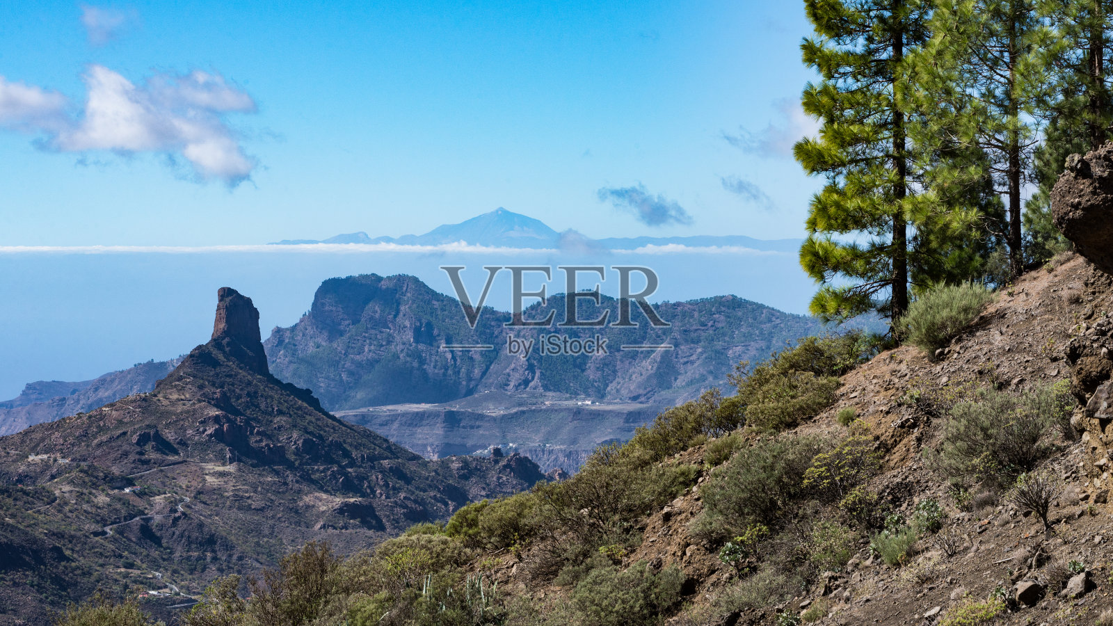 大加那利岛的Roque Bentayga和特内里费岛的Pico de Teide照片摄影图片