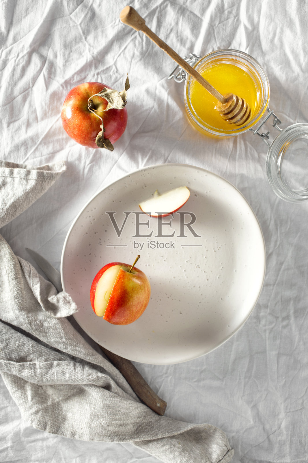 健康早餐成熟多汁的红色自制苹果，蜂蜜，乡村桌子上的视图照片摄影图片