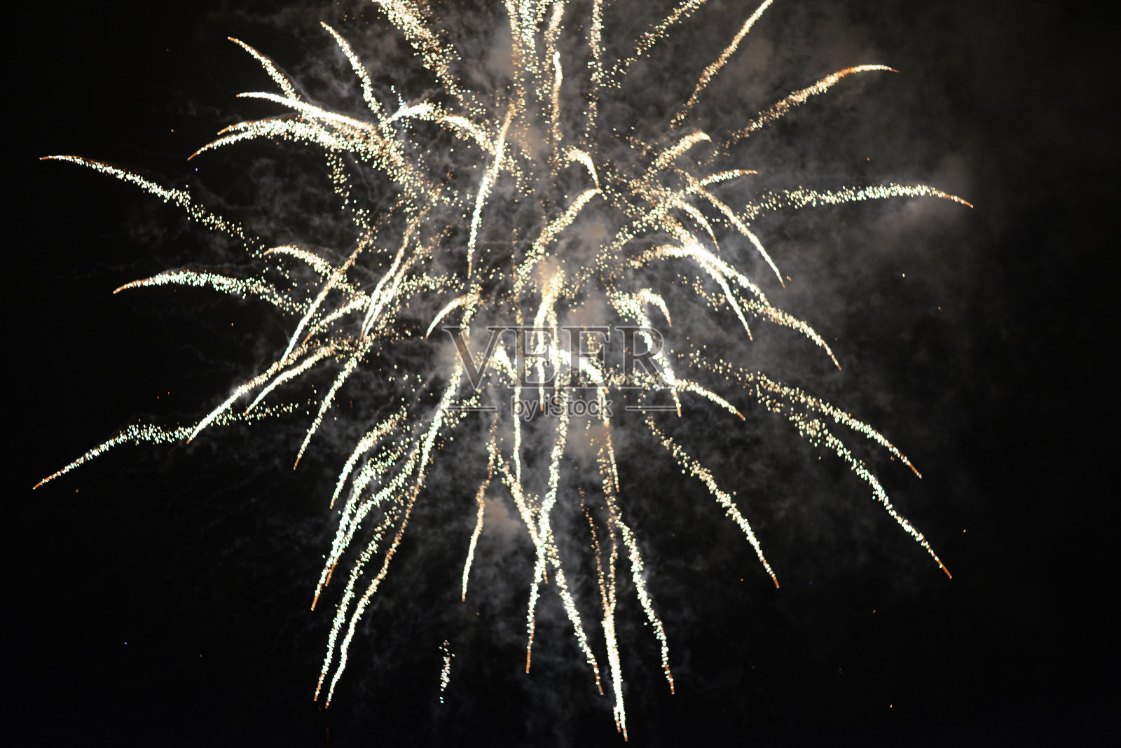 黑色天空上鲜艳的烟花照片摄影图片