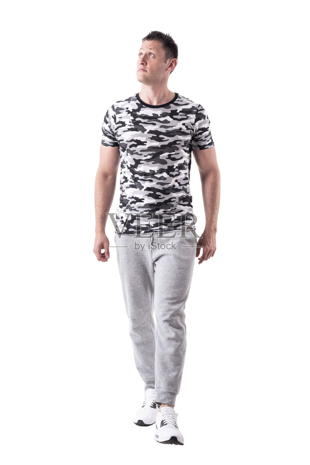 困惑的年轻健康的人在运动服装行走和看。照片摄影图片