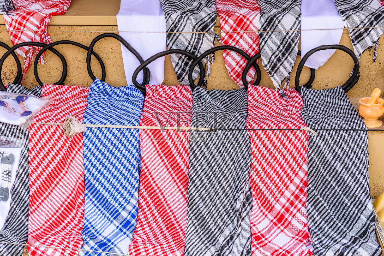 街头商店出售的各种阿拉伯头巾照片摄影图片