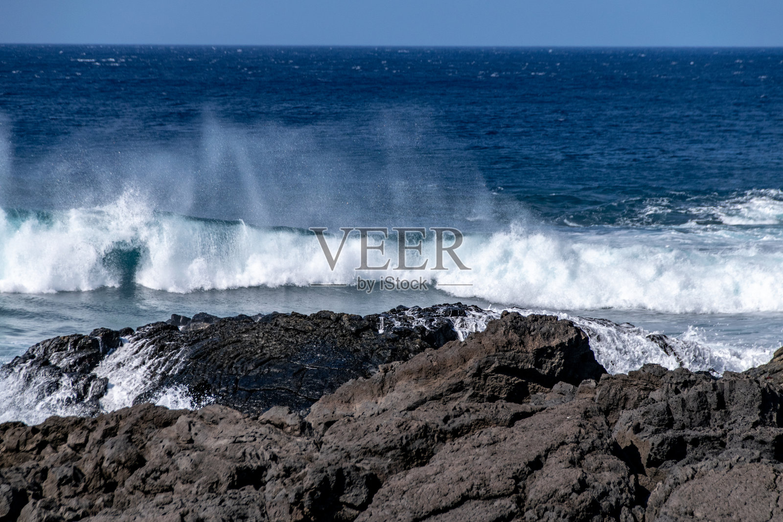 在西班牙加那利群岛的拉帕尔马岛，大西洋的海浪冲击着火山熔岩照片摄影图片