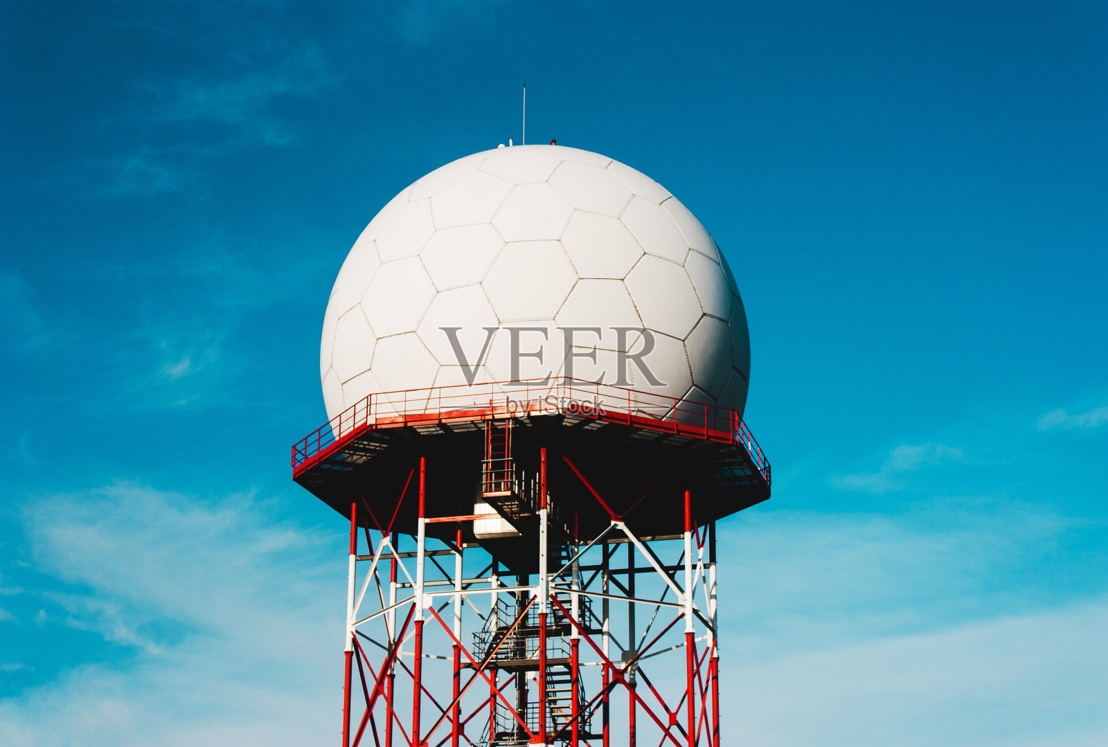 蓝蓝的天空映衬着电信塔的奇特形状照片摄影图片