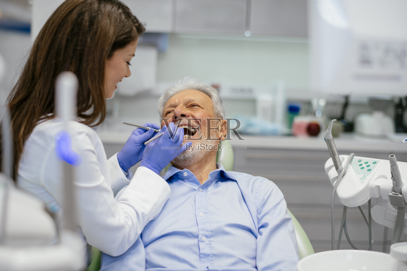 牙科医生的高级职员照片摄影图片