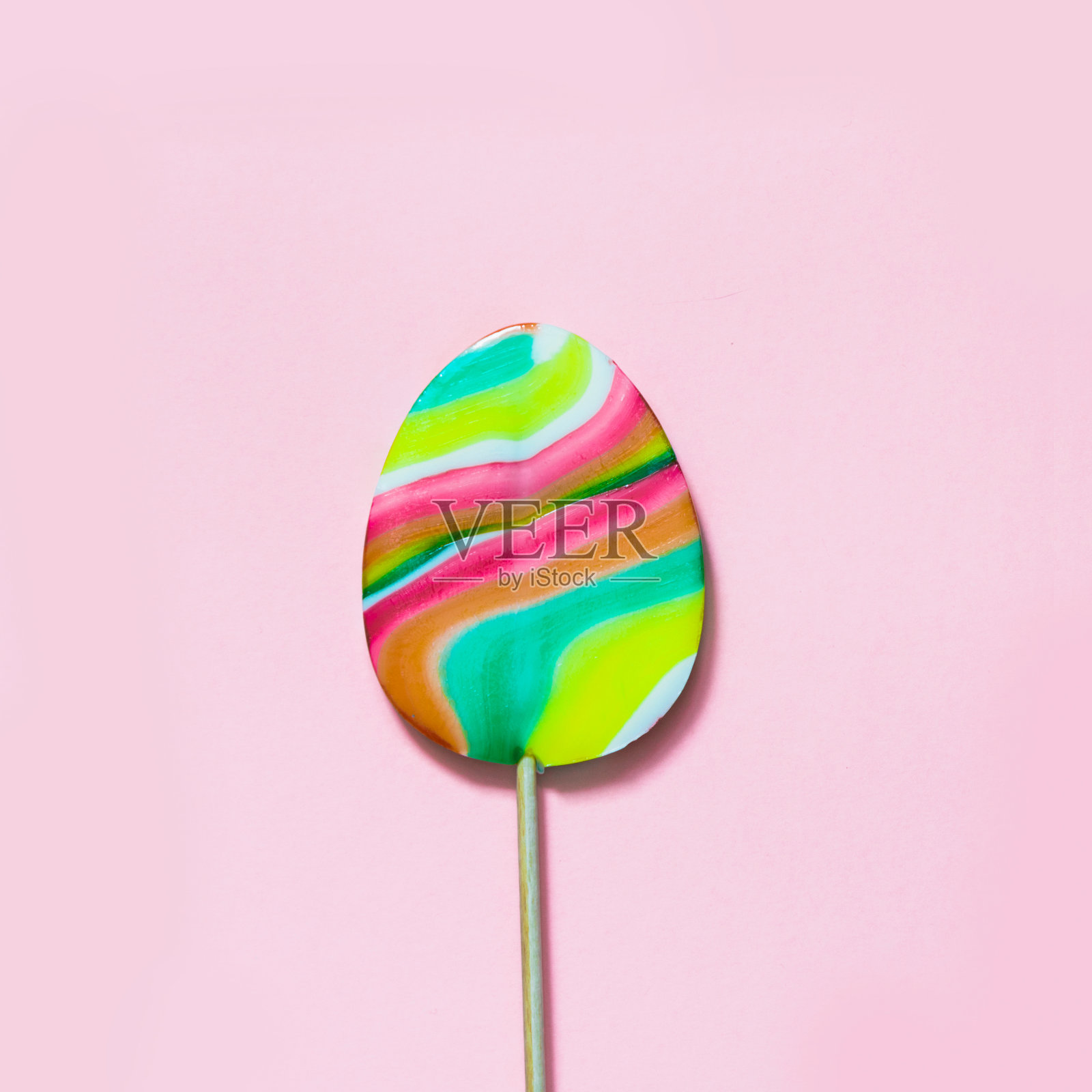 粉嫩的棒棒糖就像鸡蛋。有趣的复活节的概念。广场形象。照片摄影图片