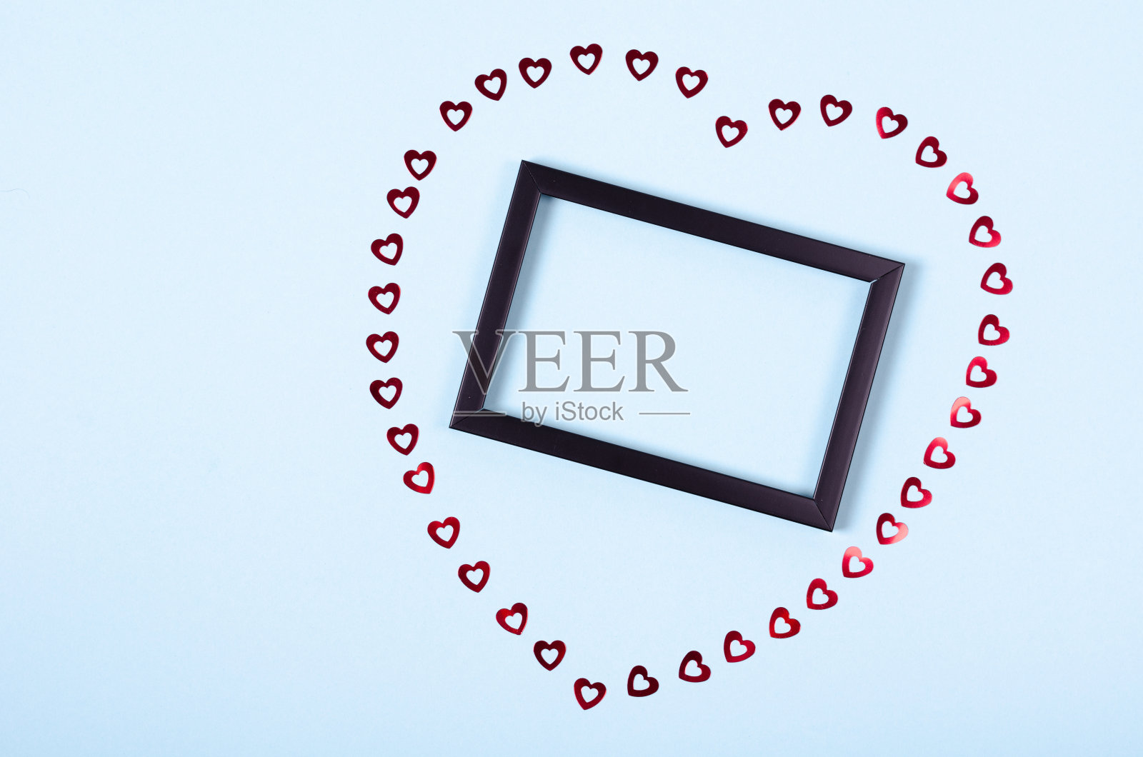 平铺安排木框架和心模拟设计，桌面视图图像装饰情人节的背景照片摄影图片