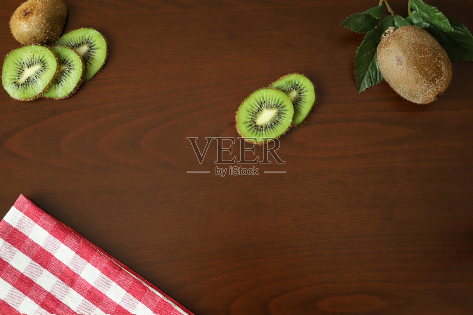 猕猴桃切片放在木桌上照片摄影图片