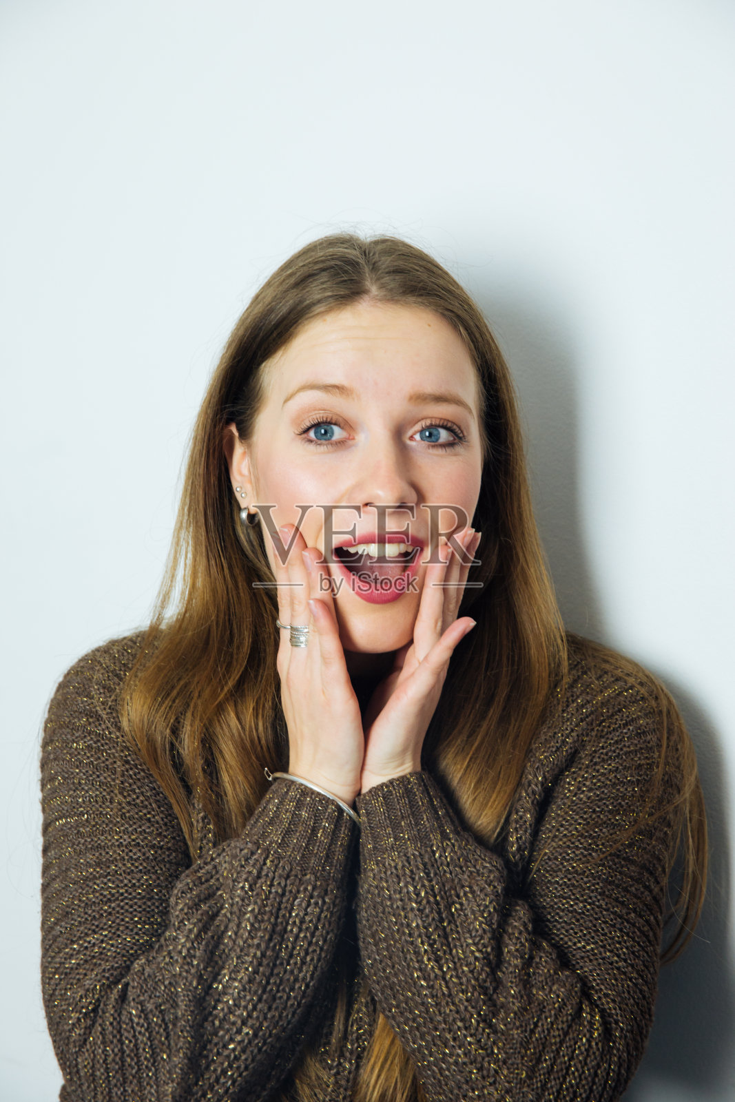 年轻女子兴奋的画像照片摄影图片