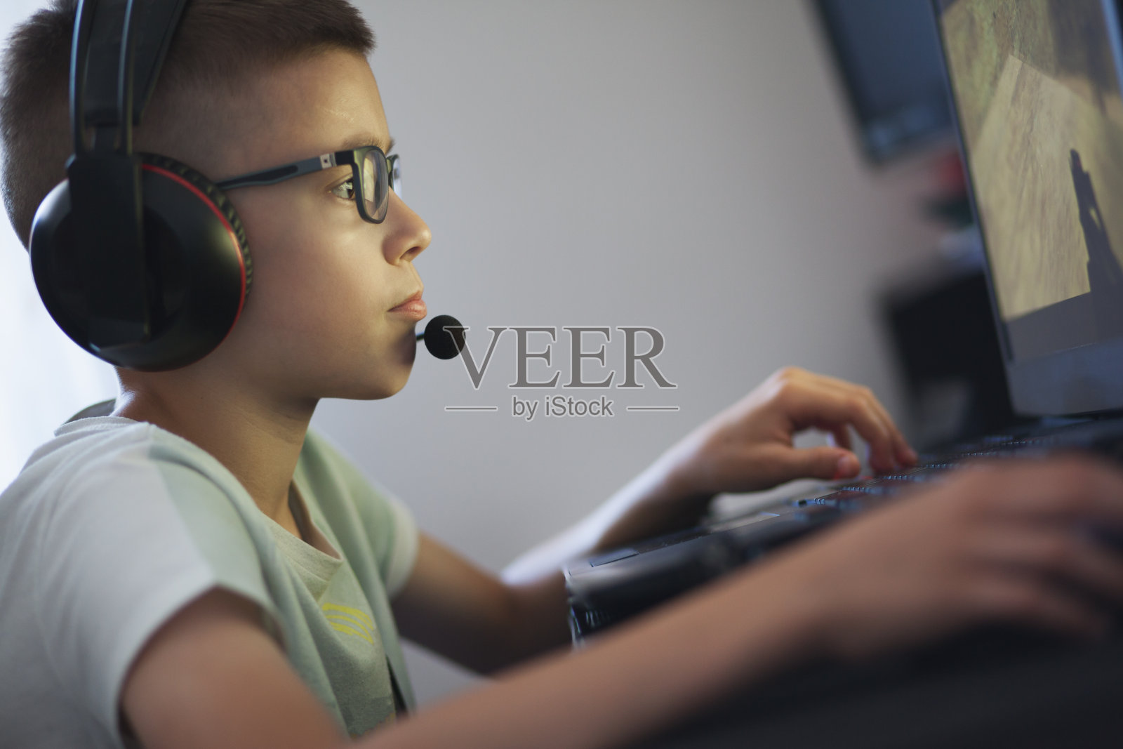 可爱的男孩玩游戏照片摄影图片