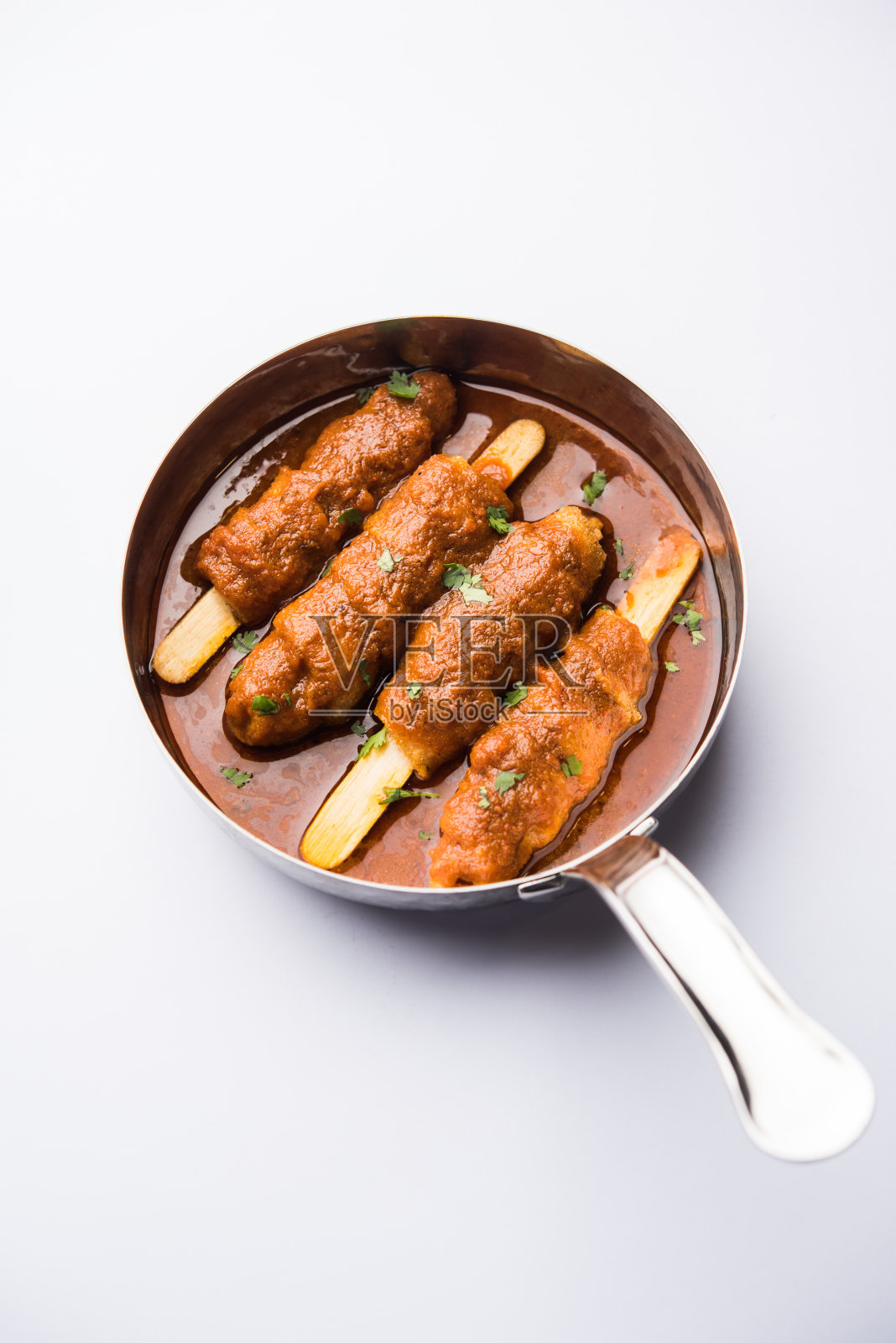 酱油咖喱在碗里。在印度和巴基斯坦流行的健康食谱照片摄影图片