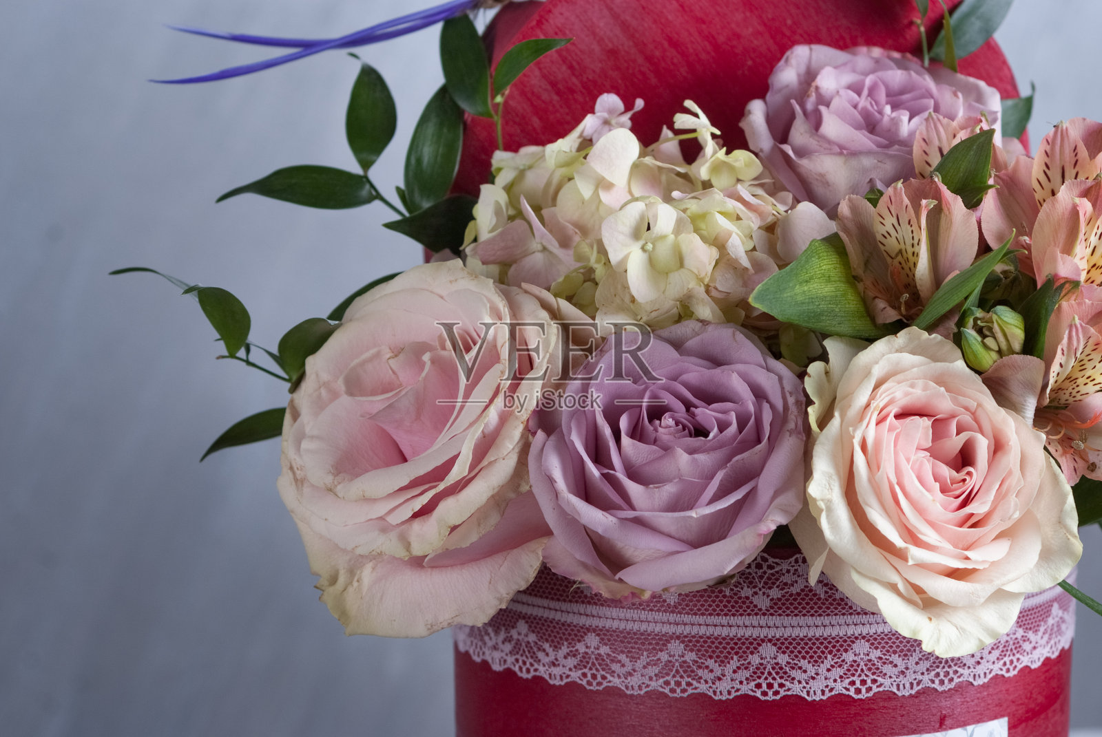 一束鲜花放在盒子里。没有自然色调。彩色的花。选择聚焦、宏照片摄影图片