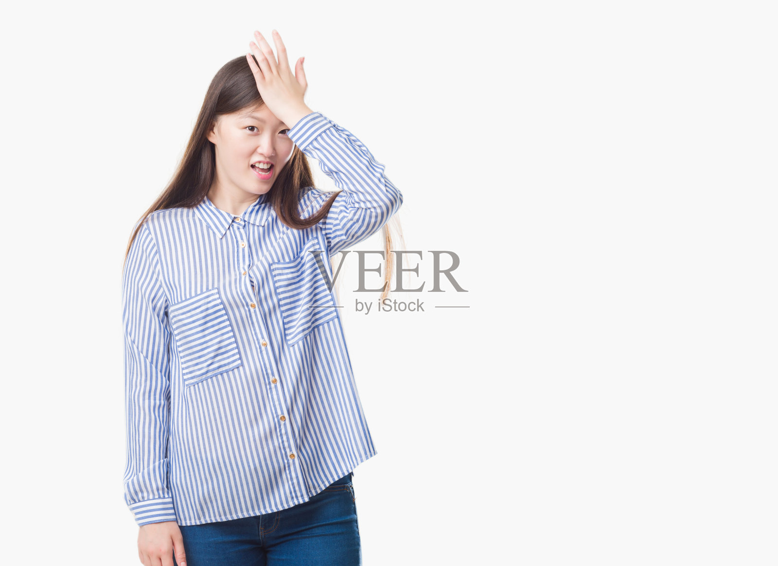 年轻的中国女子在孤立的背景下惊讶地用手顶着错误，记得错误。忘记，糟糕的记忆概念。照片摄影图片