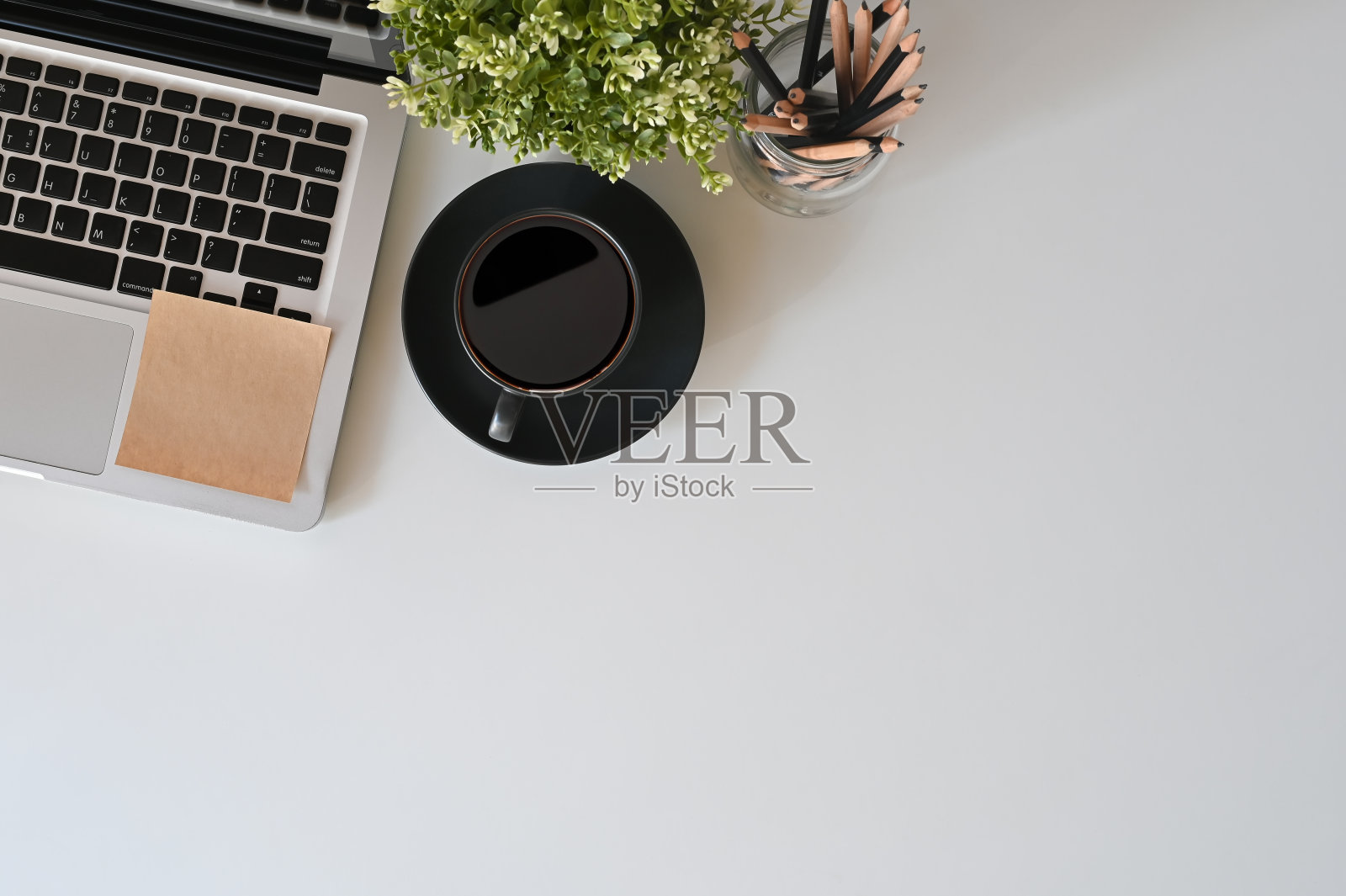 办公桌上有笔记本电脑，咖啡和便利贴在俯视图复制空间。照片摄影图片