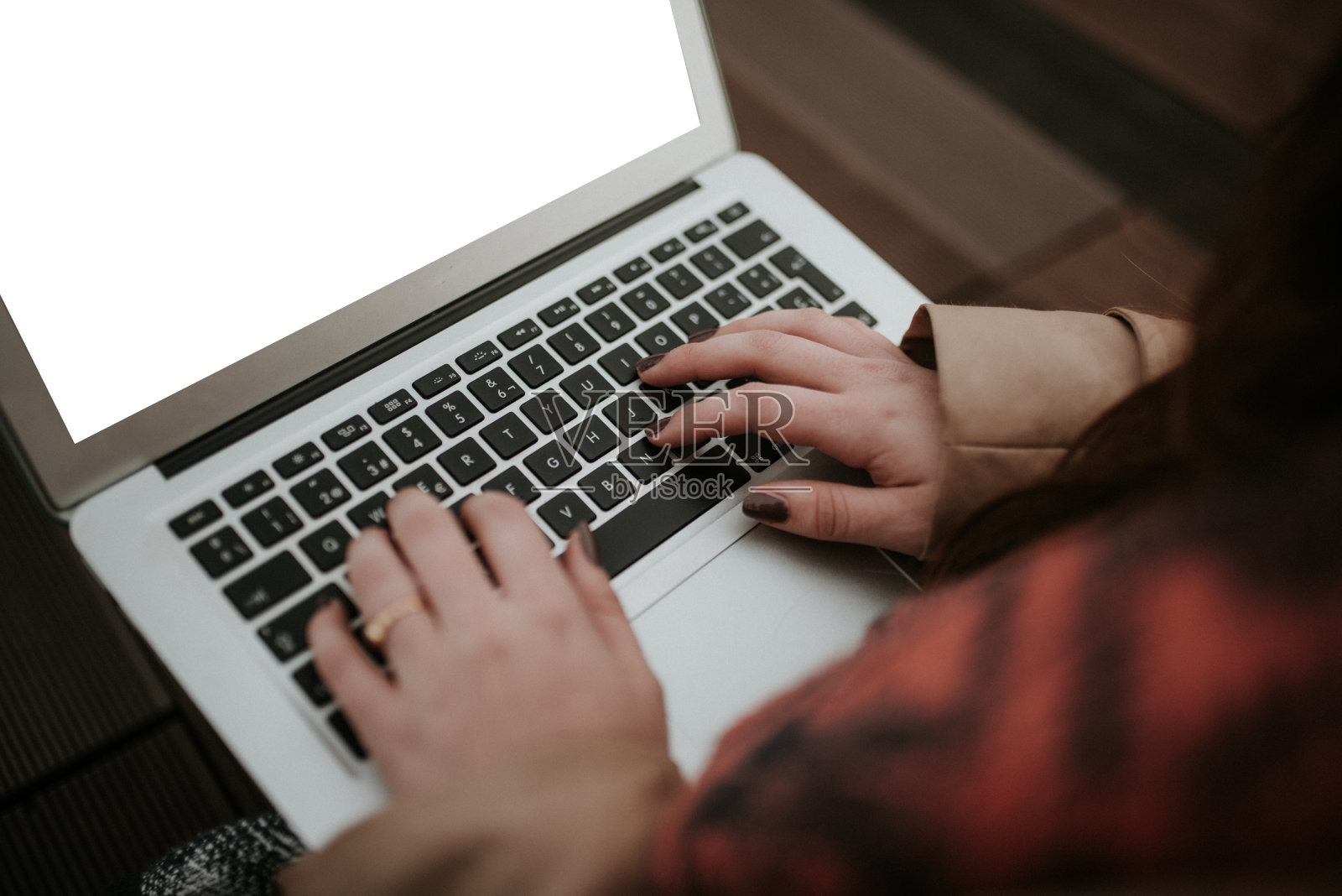 年轻女子坐在公园里拿着笔记本电脑照片摄影图片