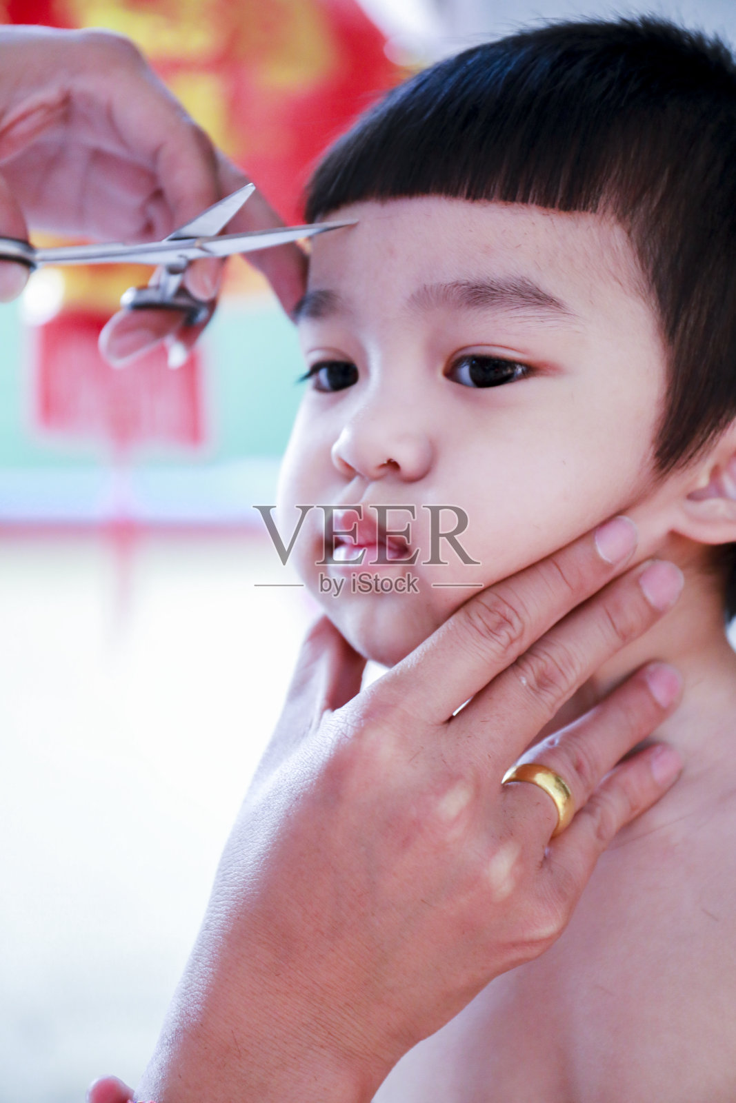 改变面孔:一个亚洲小男孩正在理发照片摄影图片