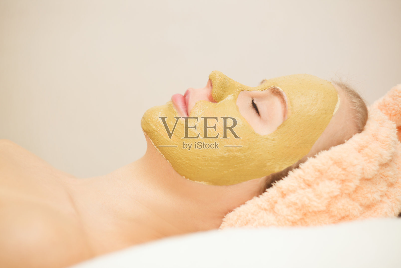 美丽快乐的女人在温泉做面膜治疗。有选择性的重点照片摄影图片