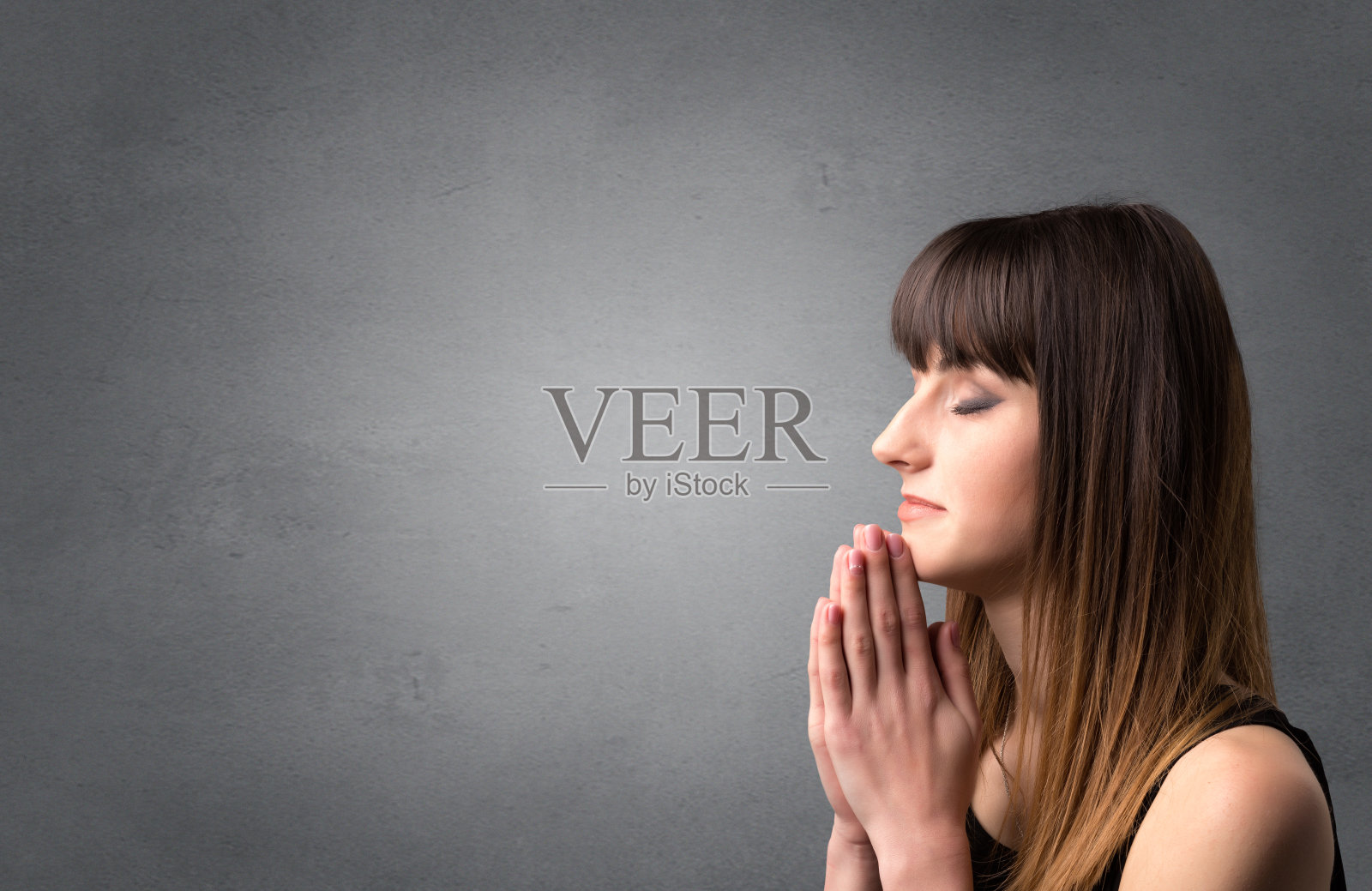 祈祷的女孩照片摄影图片