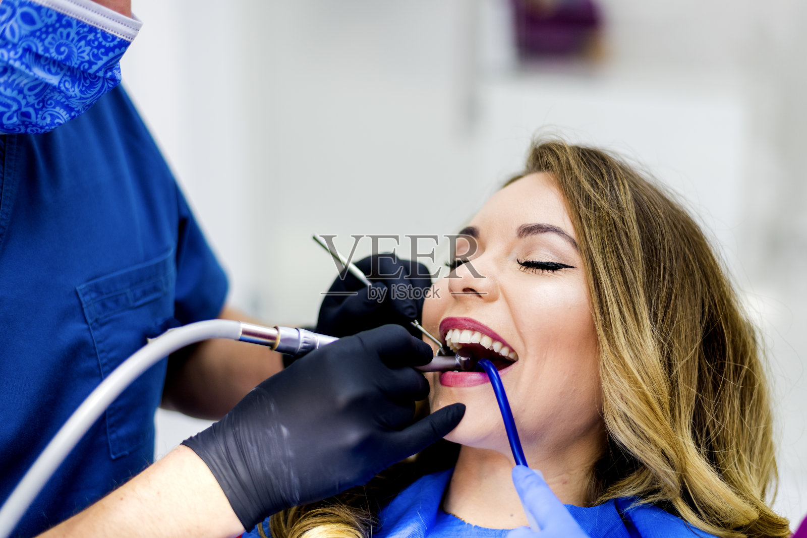 牙科医生在诊所为妇女做检查照片摄影图片