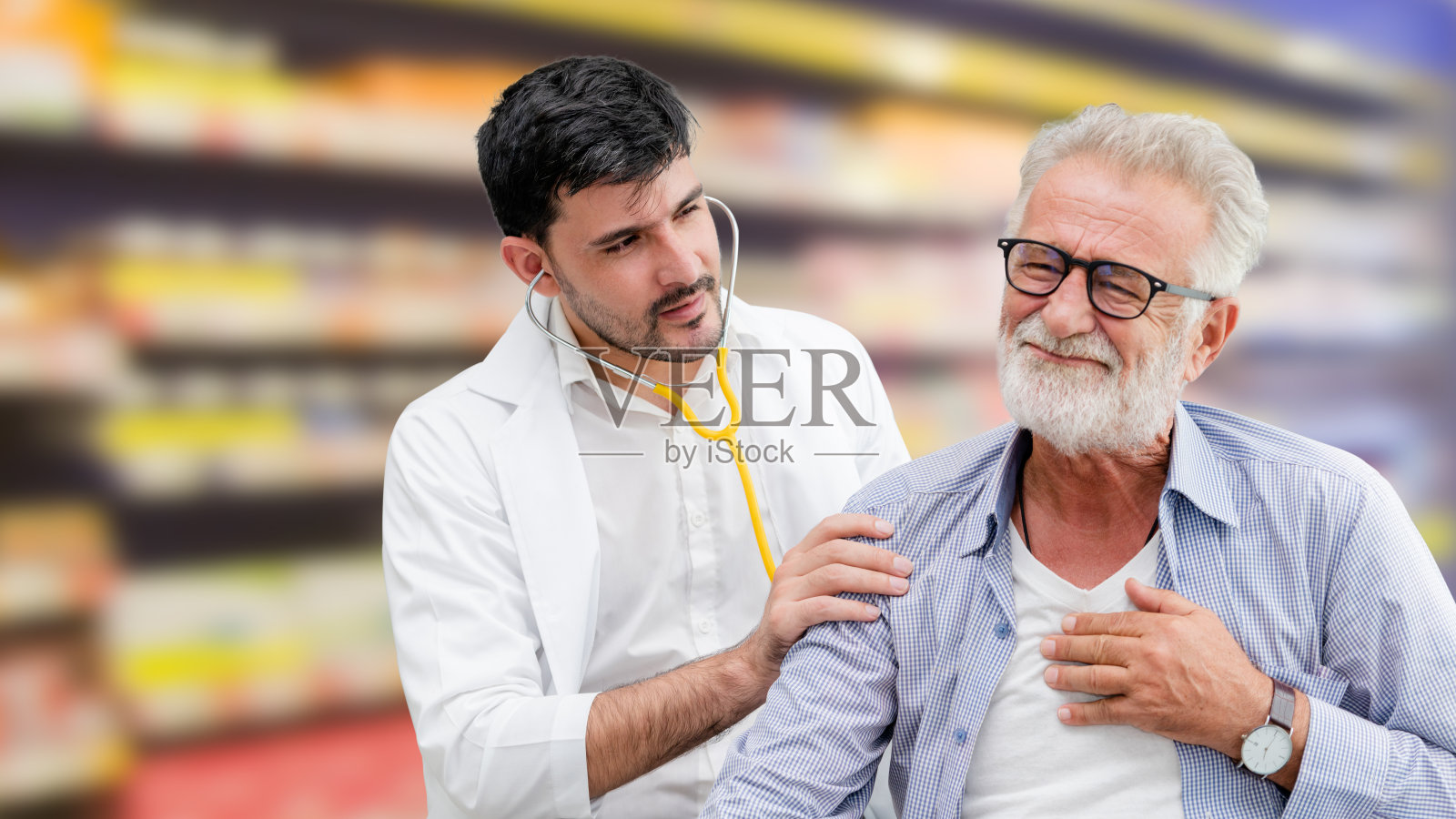 医生在医院为病人检查身体。照片摄影图片