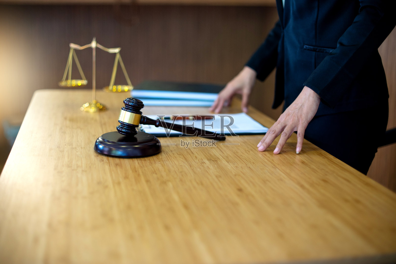 女商人在律师事务所的领导照片摄影图片