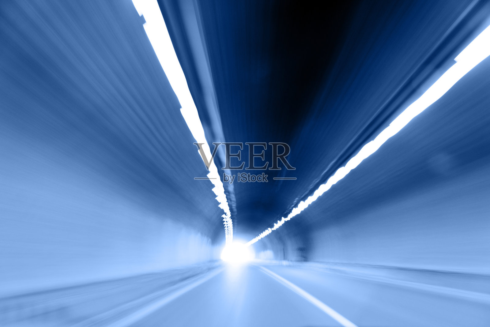 在长长的隧道里开车照片摄影图片