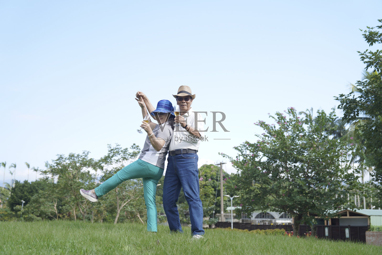 老年人退休后享受生活方式照片摄影图片