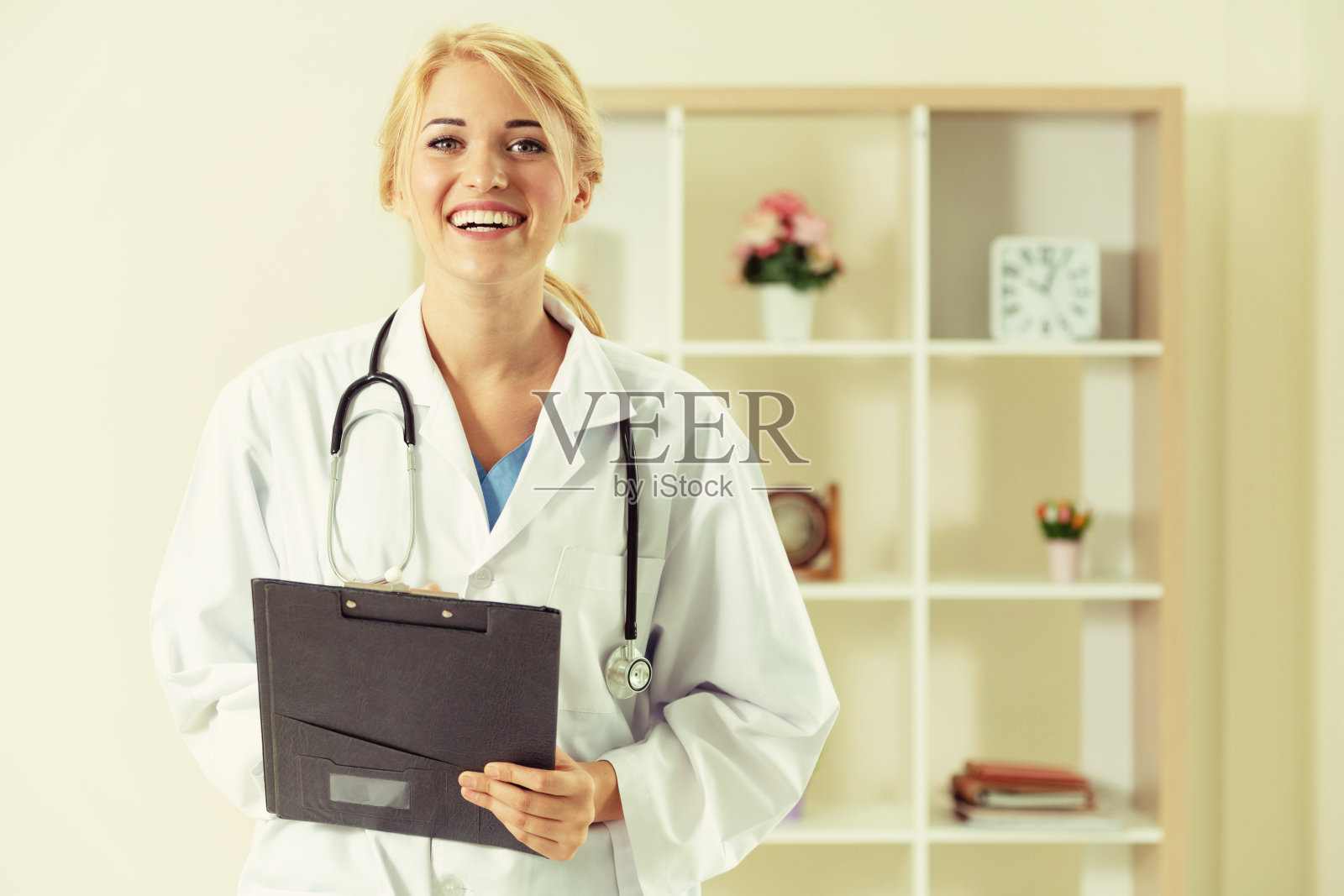 在医院工作的年轻女医生。照片摄影图片