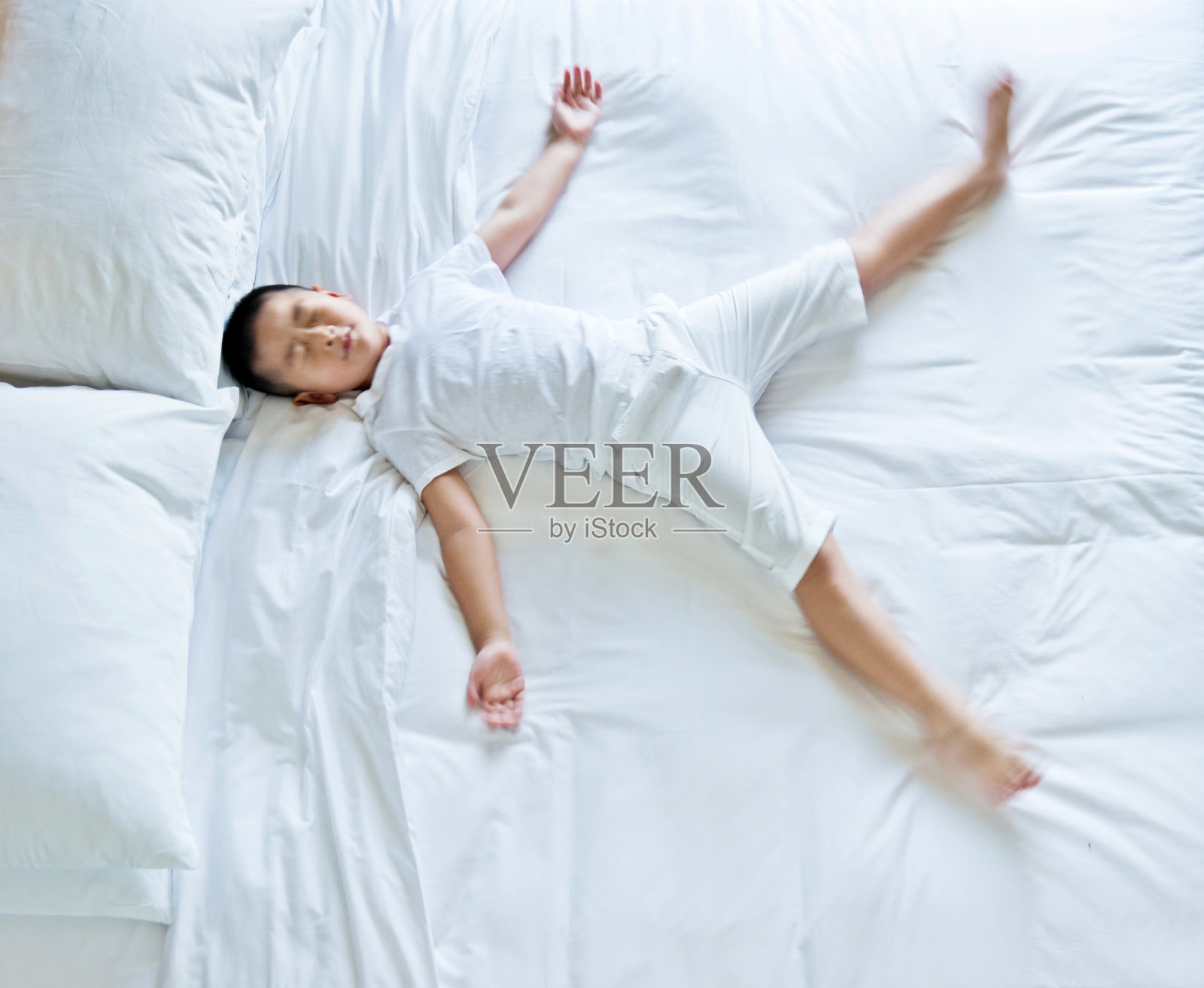 俯视图的小男孩睡觉照片摄影图片