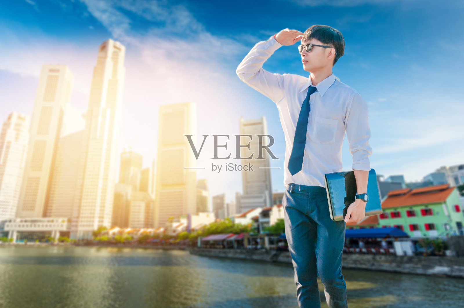 以摩天大楼为背景的平板电脑商业分析股市照片摄影图片