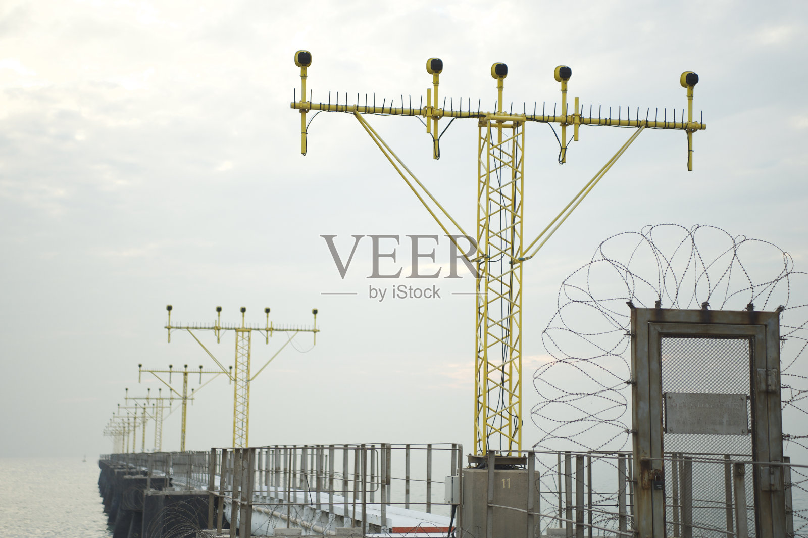 机场信号极点照片摄影图片