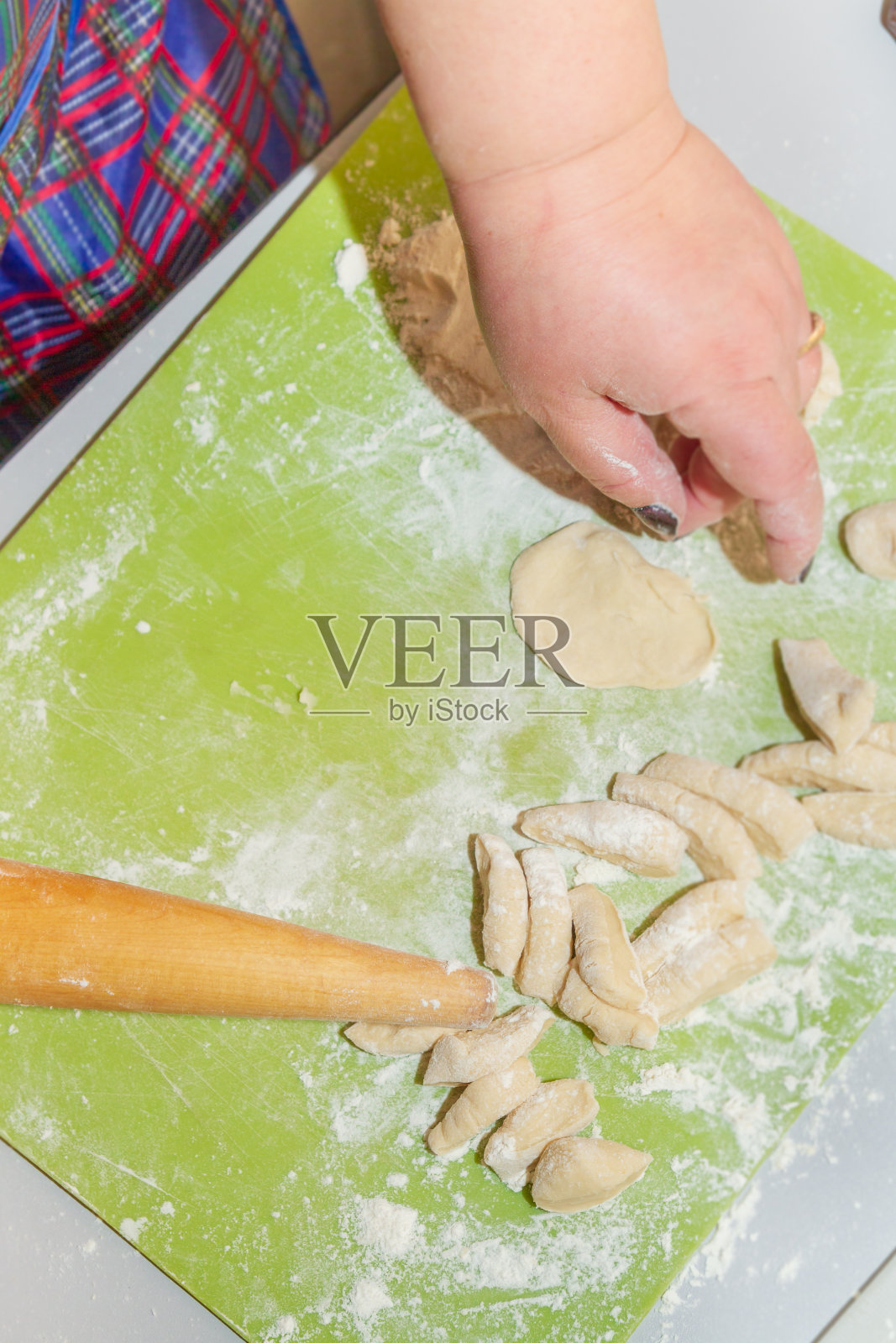 准备做饭的女厨师在家做饺子照片摄影图片
