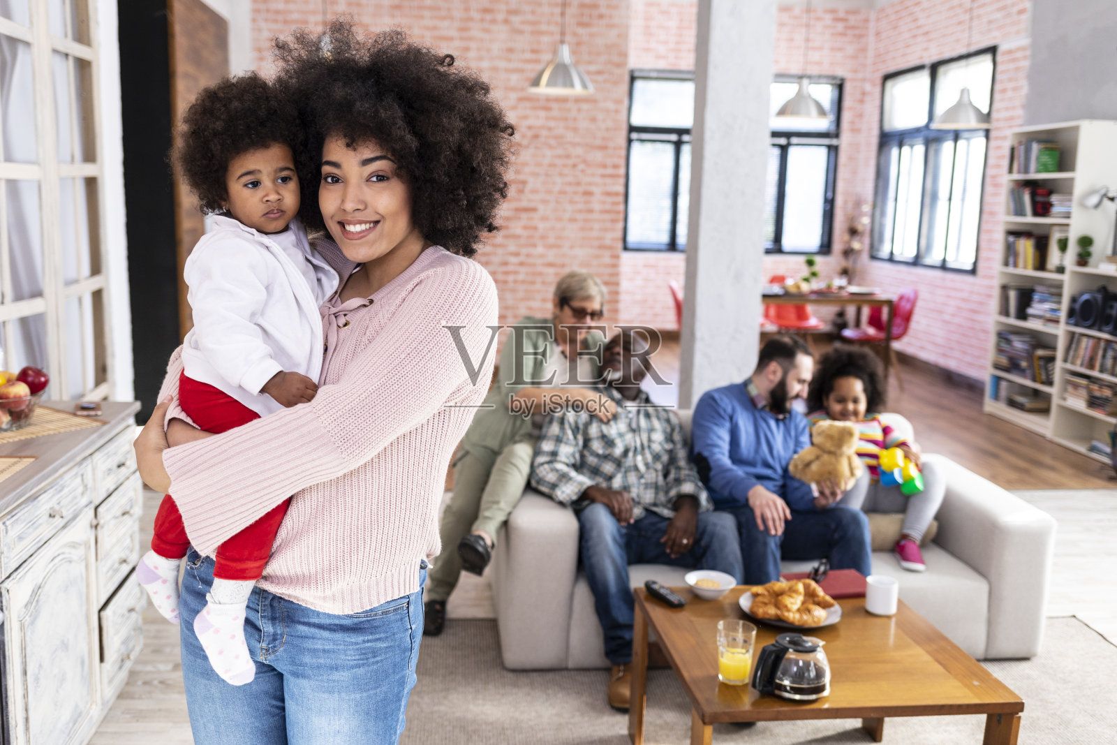 母亲在家里拥抱着她的宝贝女儿照片摄影图片