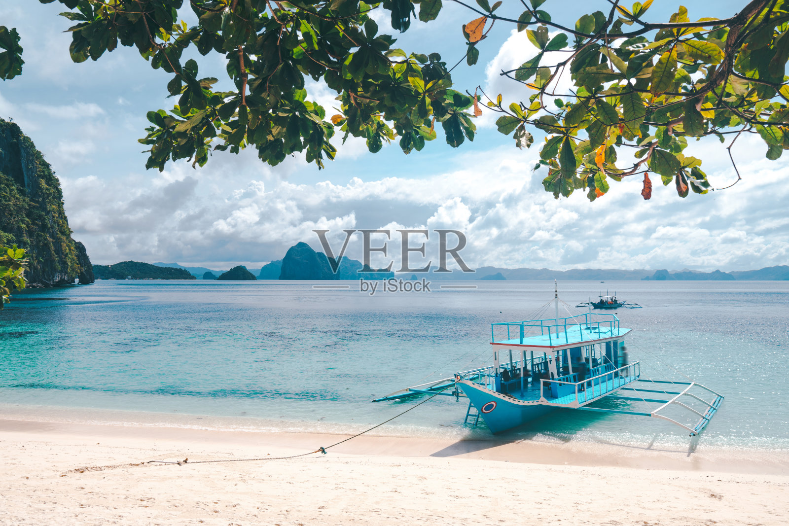 菲律宾厄尔尼多的热带风光，有船和海滩照片摄影图片