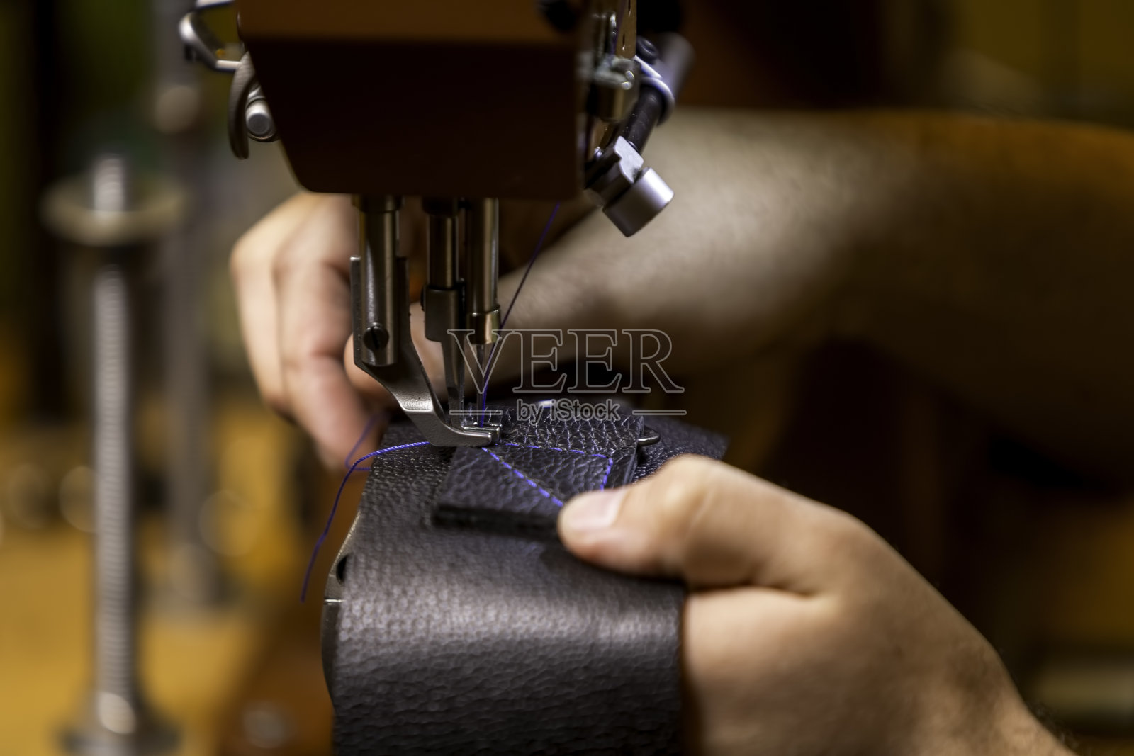 在黑色皮革上缝盒子针照片摄影图片