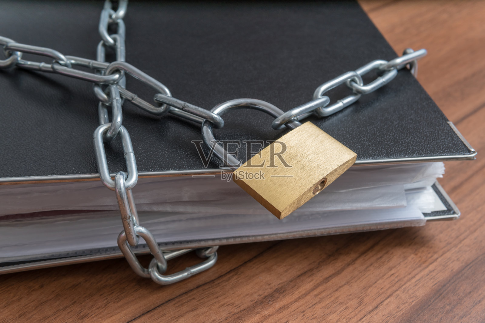 机密文件和文件夹用挂锁和链条锁住。隐私和安全概念。照片摄影图片