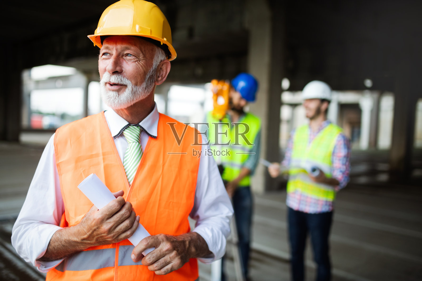 工程师和施工现场经理处理图纸和计划照片摄影图片