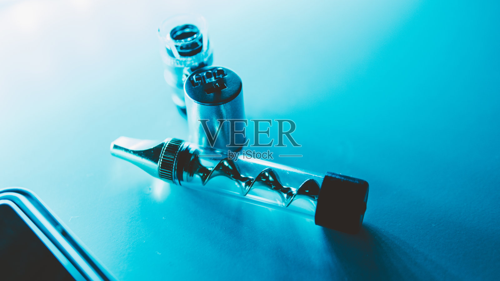 用显微镜近距离观察大麻。照片摄影图片