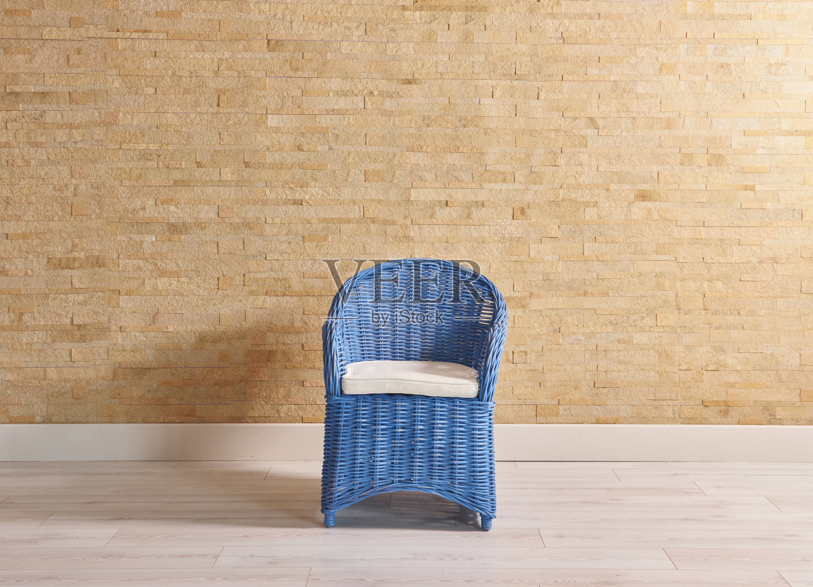 砖墙和植物花瓶中的柳条椅细节照片摄影图片