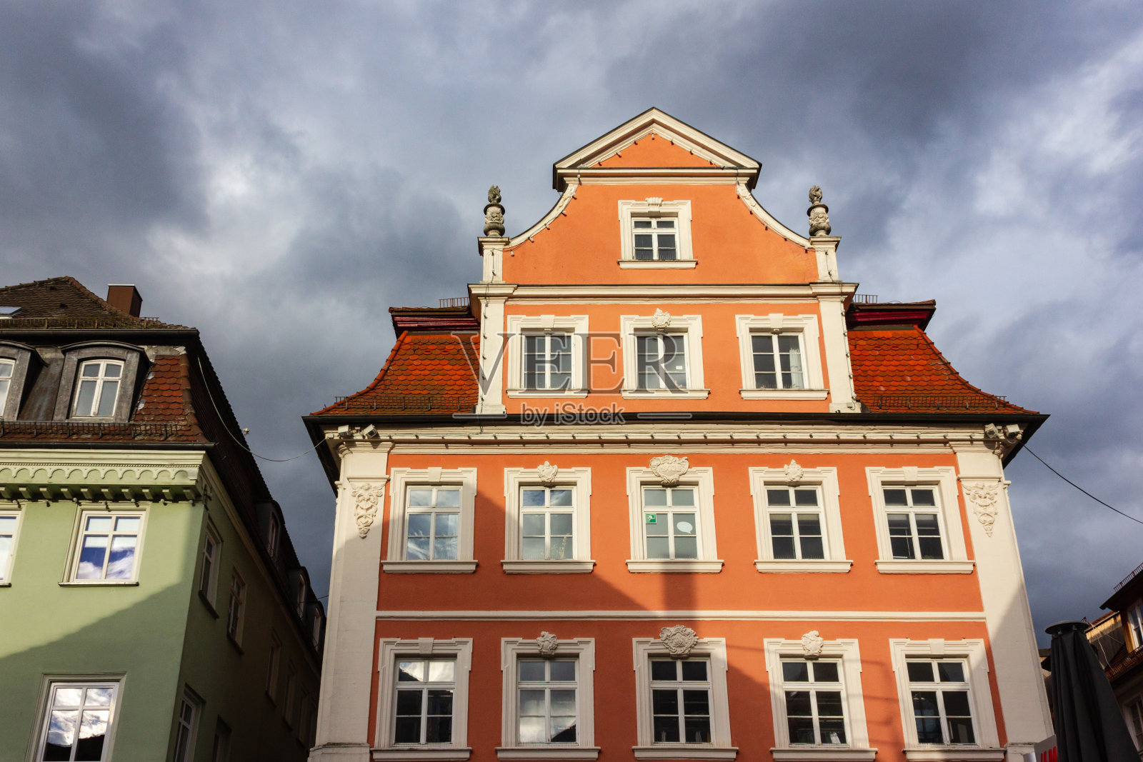 风雨交加的日子里，历史名城的正面照片摄影图片