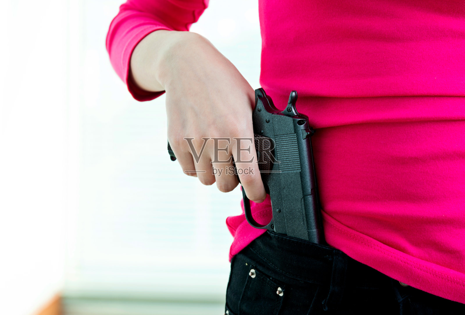 一个女人口袋里有把枪照片摄影图片