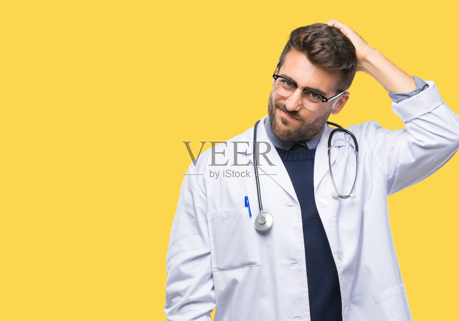 年轻英俊的医生男子对孤立的背景感到困惑和疑惑的问题。不确定用怀疑，用手思考。沉思的概念。照片摄影图片