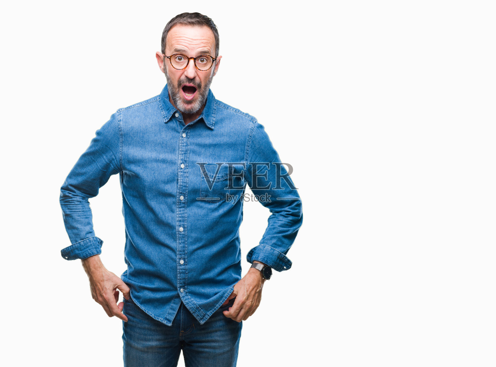 白发苍苍的中年老人戴着眼镜越过孤立的背景，脸上带着恐惧和震惊的惊讶表情，恐惧和兴奋的表情。照片摄影图片