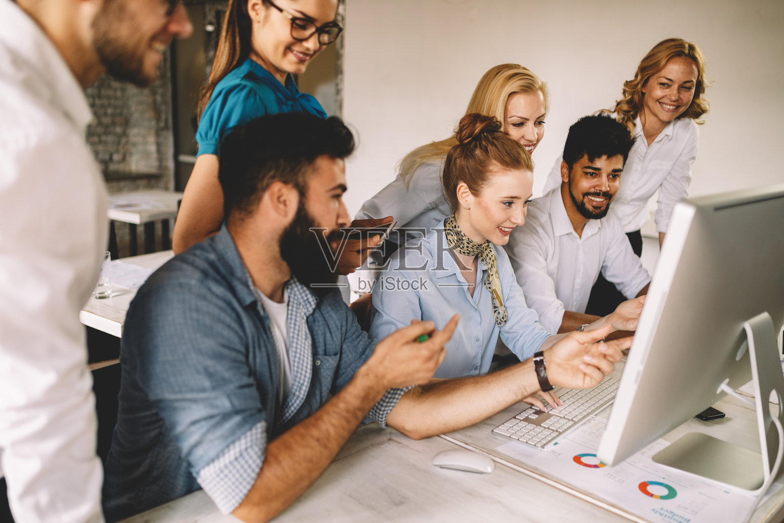 在办公室从事商业项目的有创造力的商业人员照片摄影图片