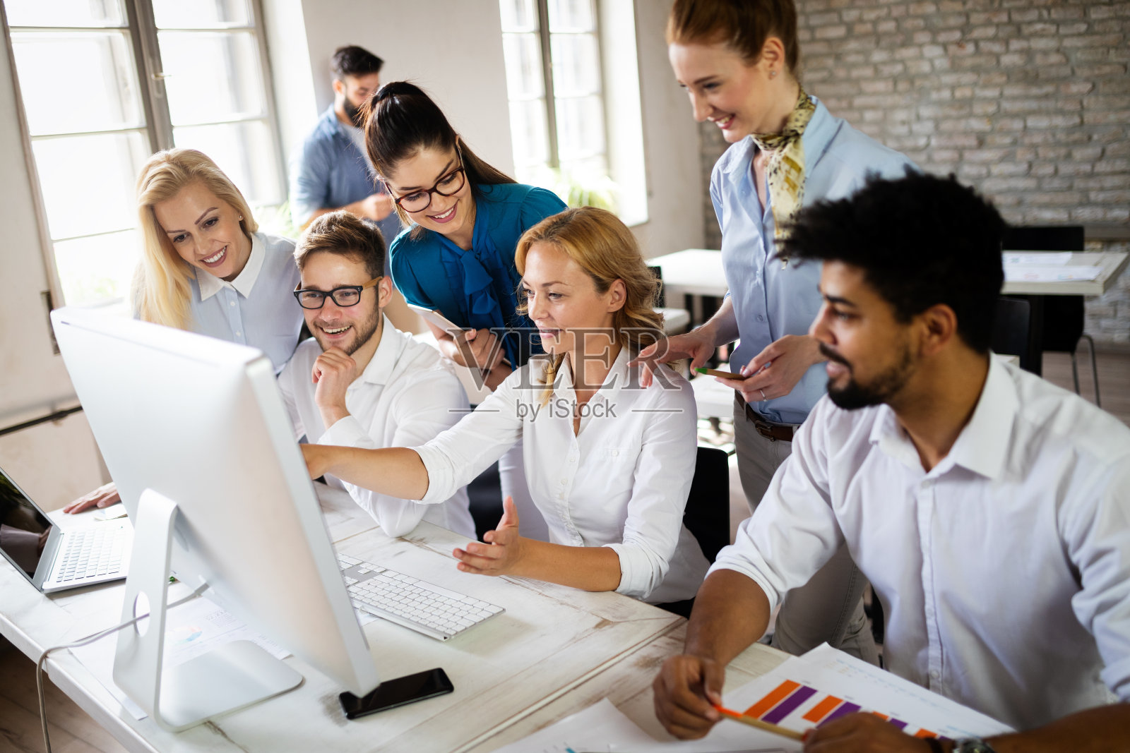 创业团队在现代明亮的办公室里开会，头脑风暴，在电脑上工作照片摄影图片