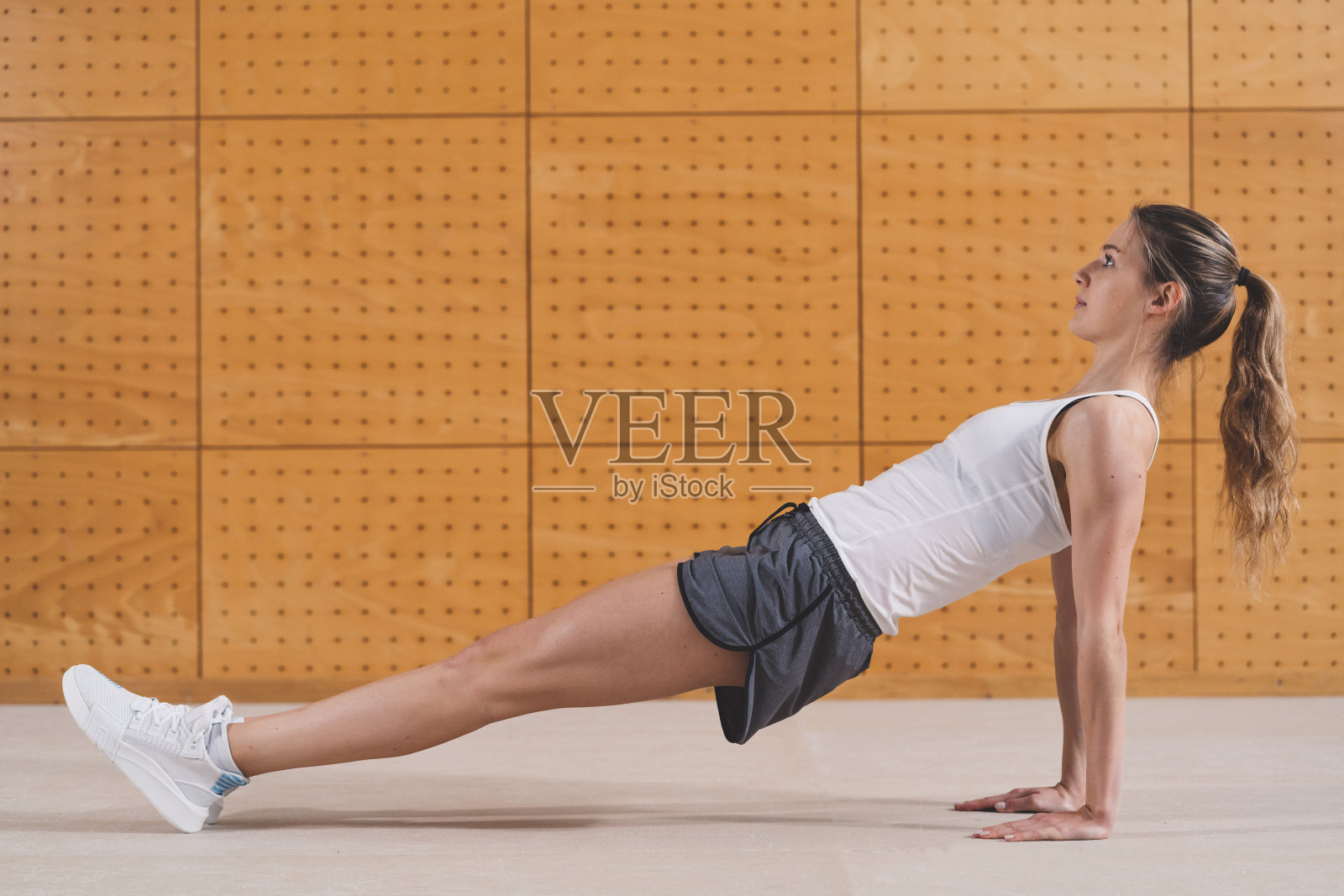 肱三头肌下降照片摄影图片