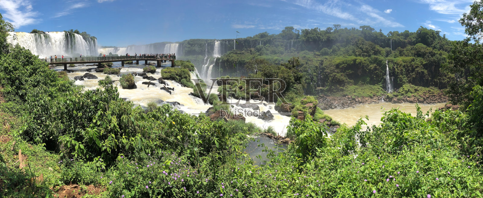 人行桥和游客在伊瓜苏瀑布，从巴西一边照片摄影图片