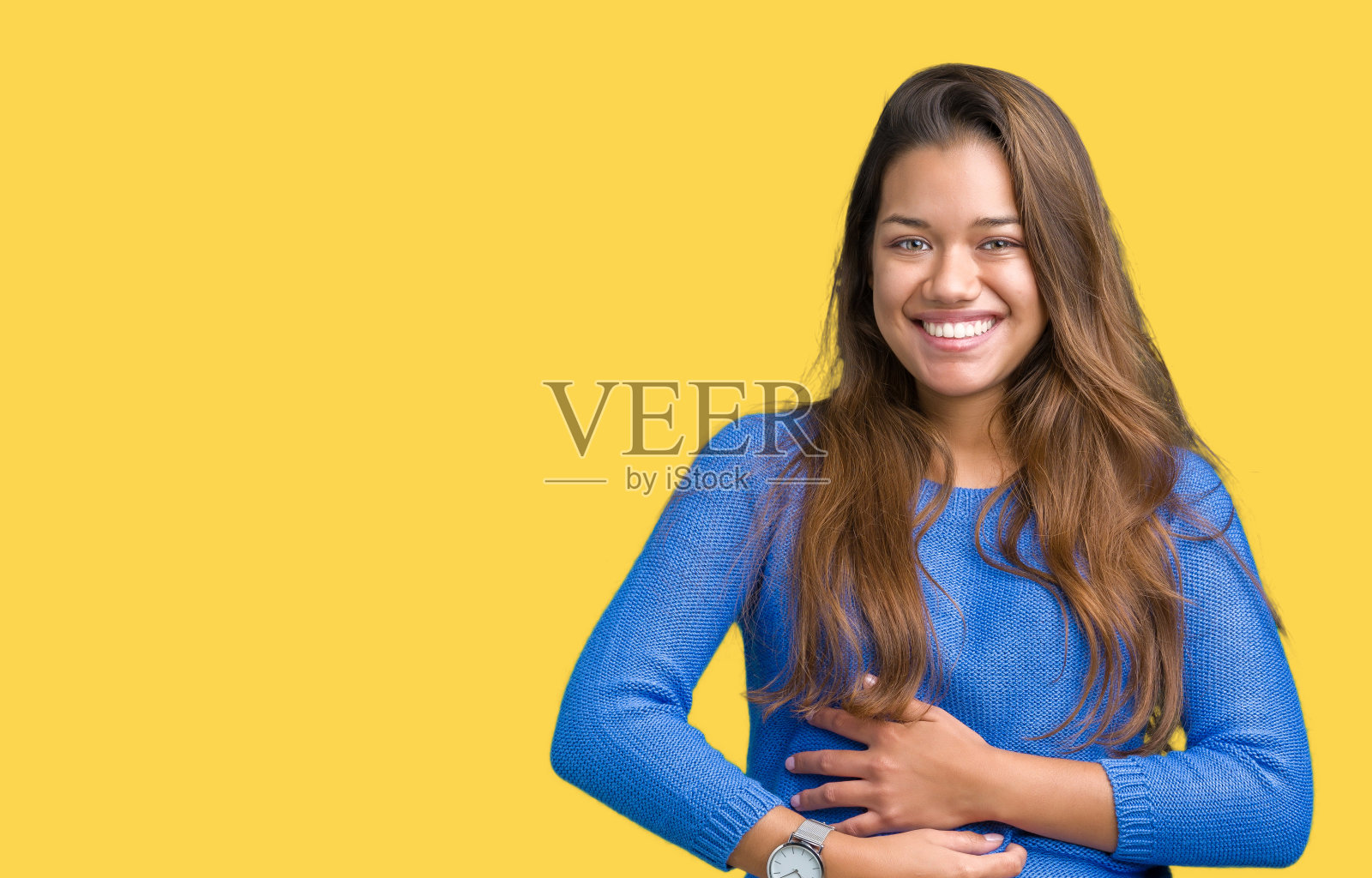 年轻美丽的黑发女人穿着蓝色毛衣在孤立的背景笑和大笑，因为有趣的疯狂的笑话。快乐的表情。照片摄影图片