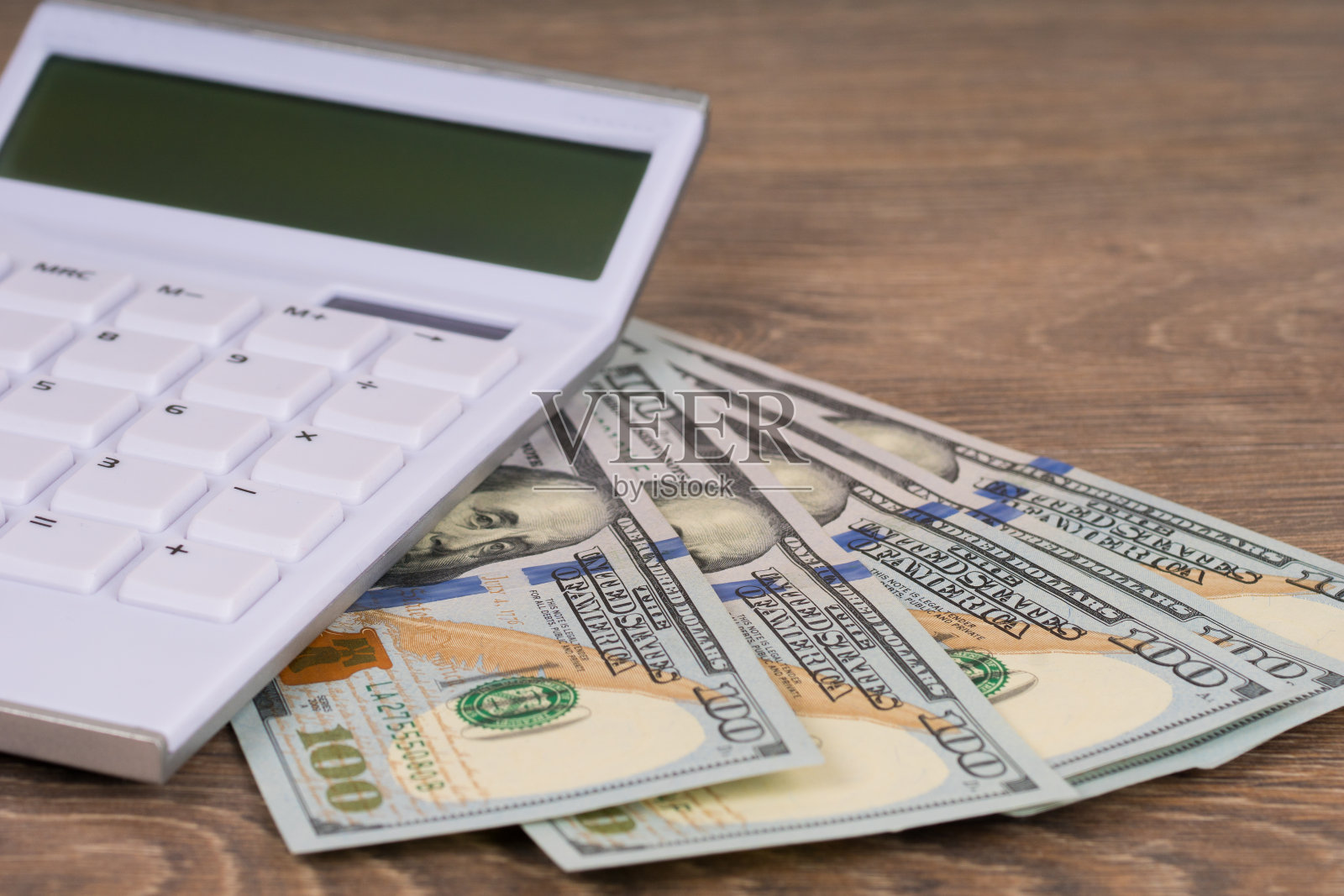 100美元钞票上的白色计算器照片摄影图片